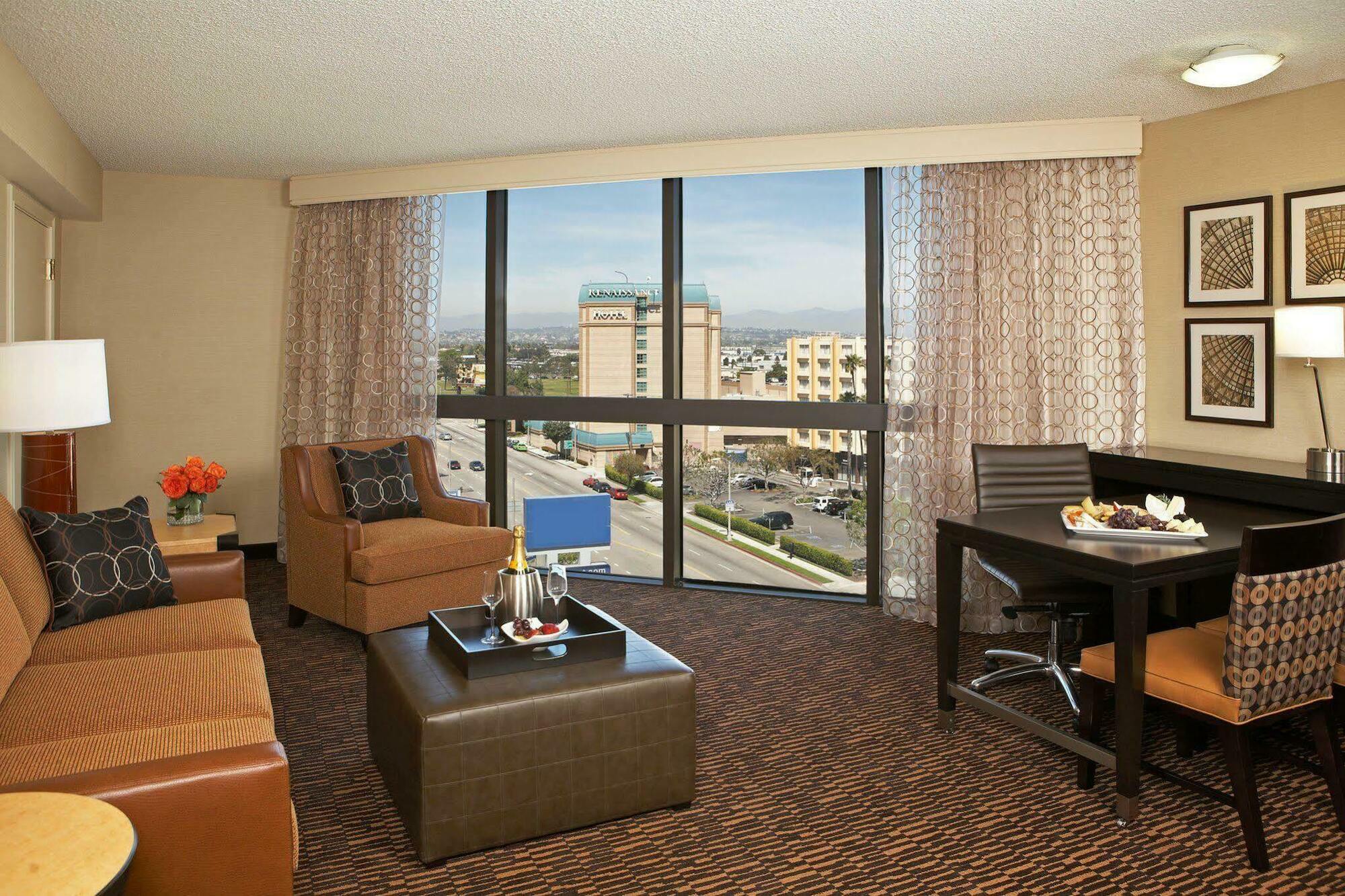 Embassy Suites Los Angeles - International Airport/North Room photo